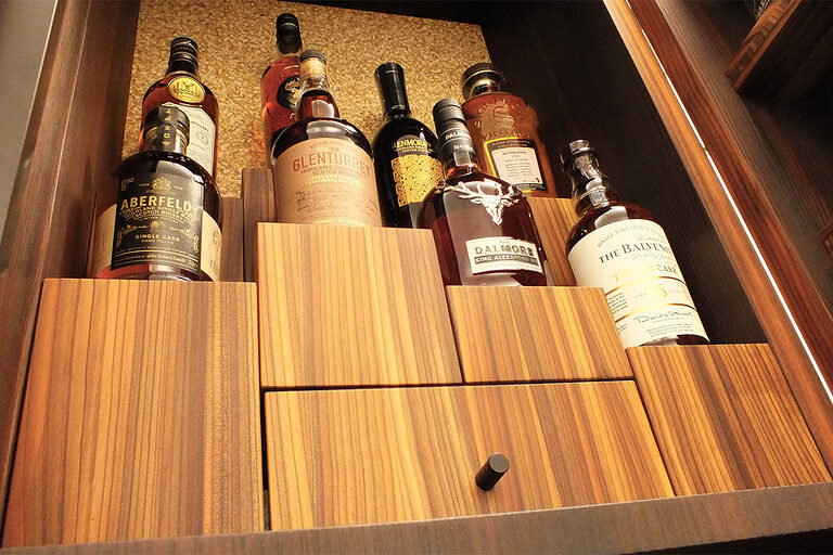 Schreinermeisterstück Detailansicht Whiskeybar Flaschen auf Regal