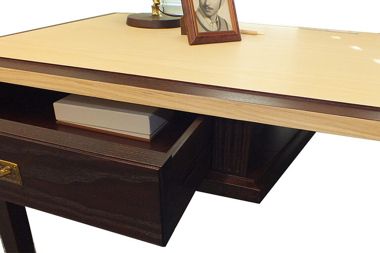 Schreinermeisterstück Schreibtisch mit geöffneter Schublade