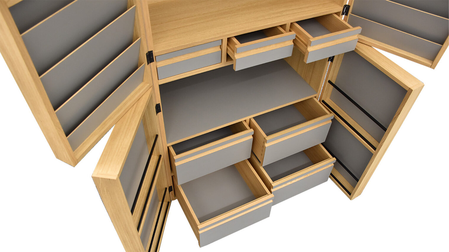 Schreinermeisterstück Büroschrank mit geöffneten Koffertüren und Schubladen