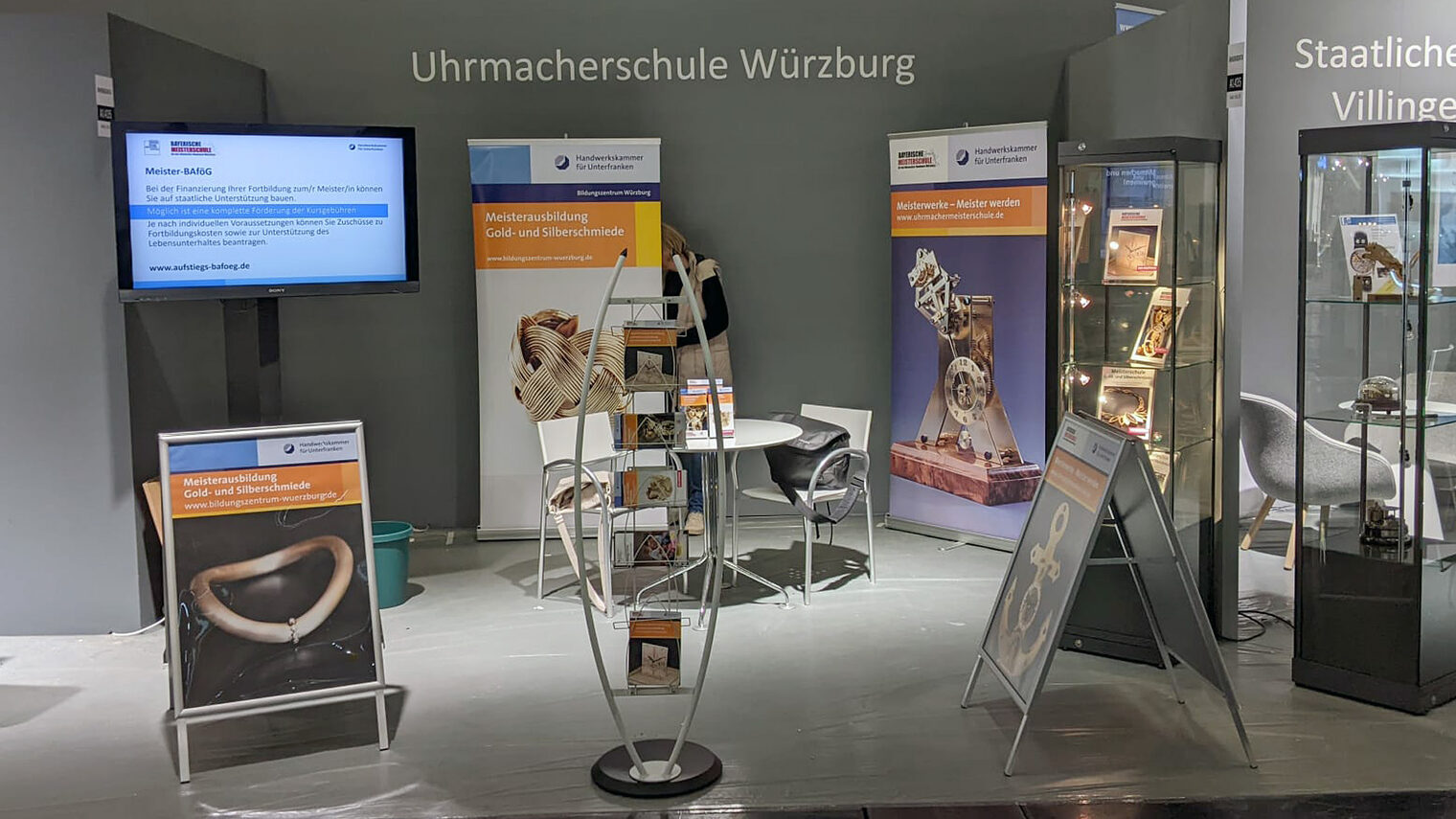 Aufbau Stand der Bayerischen Uhrmachermeisterschule auf der Inhorgenta 2024