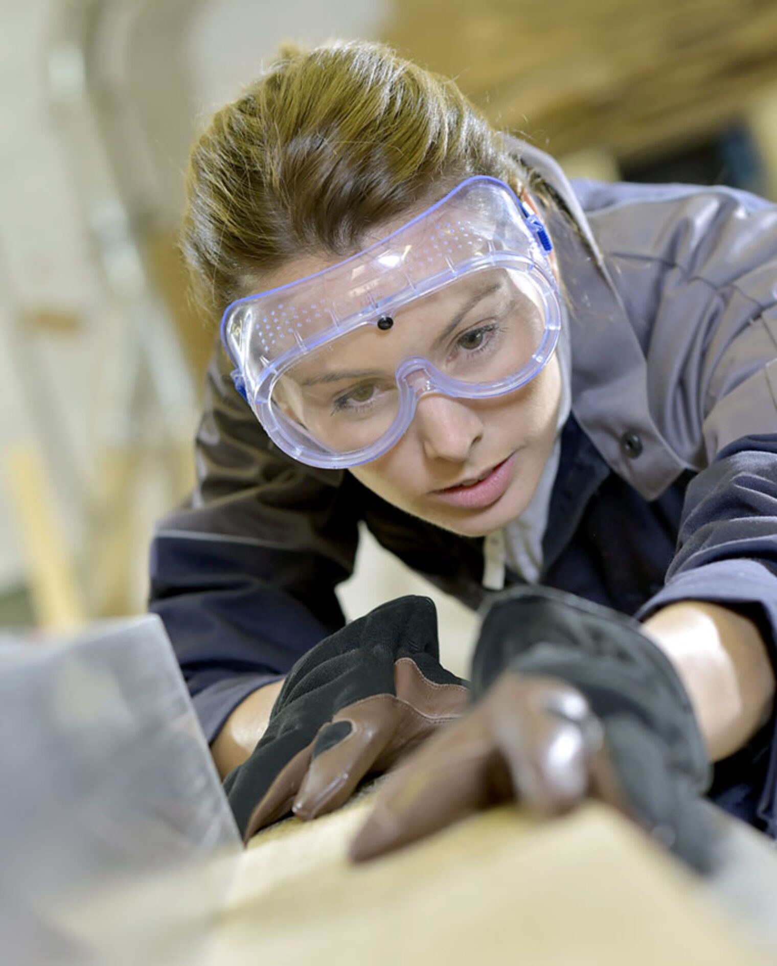 Eine Studienabbrecherin macht eine Ausbildung im Schreiner-Handwerk