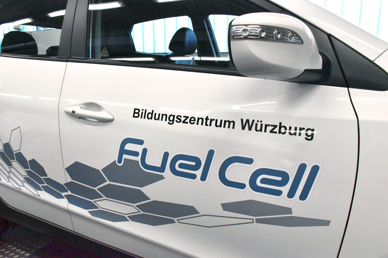 KFZ Meisterschule Würzburg Übergabe Hyundai ix35 Wasserstoff-Fahrzeug