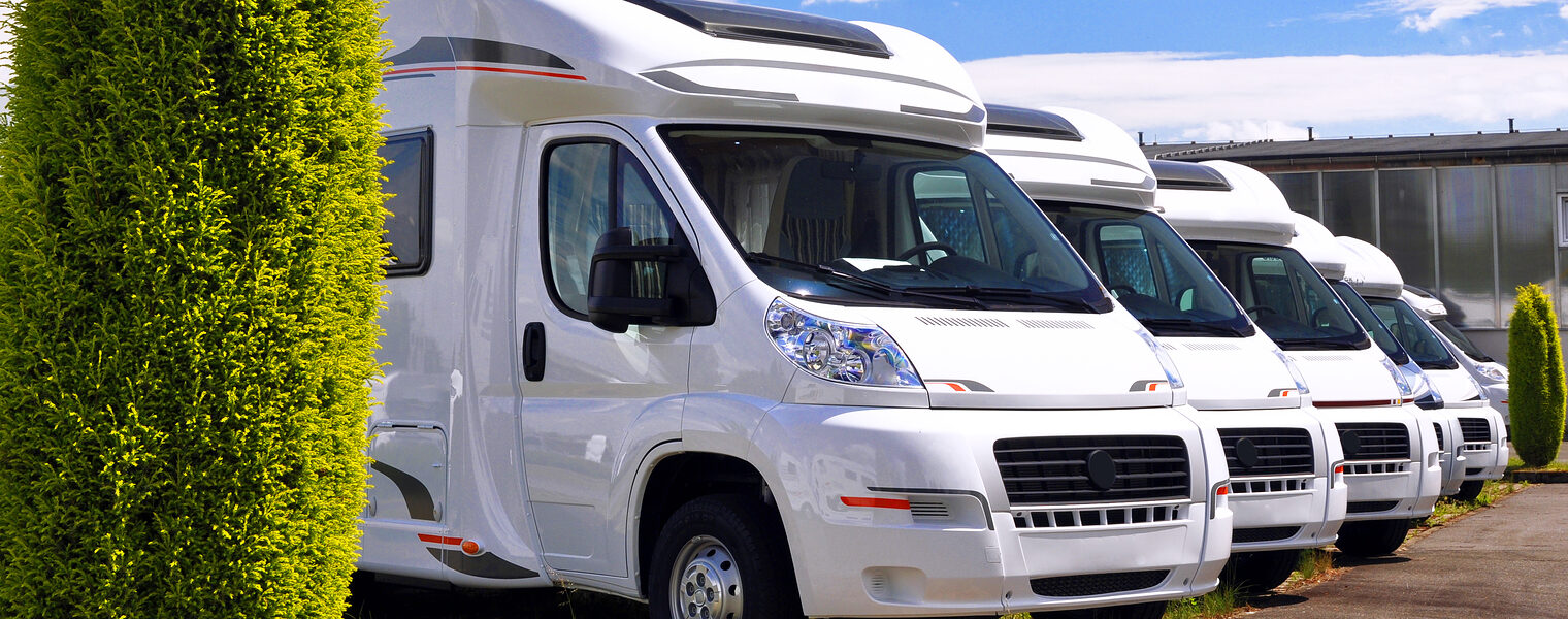 urlaub, wohnmobil, caravan, fabrik, produktion, parkplatz, herstellung, mobilheim, campen, camping, neu, fertigung, autohaus, autobranche, reisen, reise, lkw, fahrzeug, neuwagen, auto, autos, montage, herstellung, industrie, industriell, gewerbe, gewerblich, business, verkauf, fahrzeug, fahrzeuge, weiß, weiss, auslieferung, kundschaft, verkaufsraum, präsentation, präsentieren, showroom, ausstellung