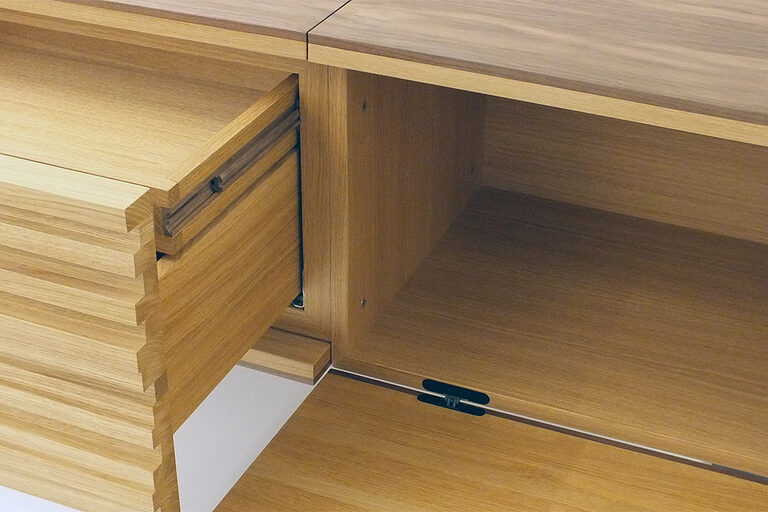 Schreinermeisterstück Detailansicht Sideboard mit geöffnetem Regal