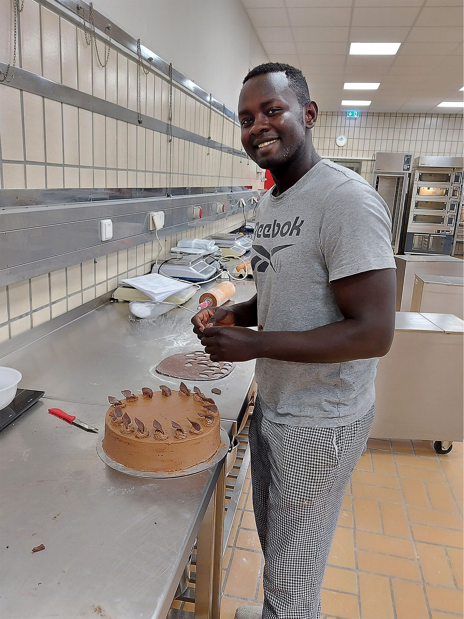 Person bereitet einen Kuchen zu