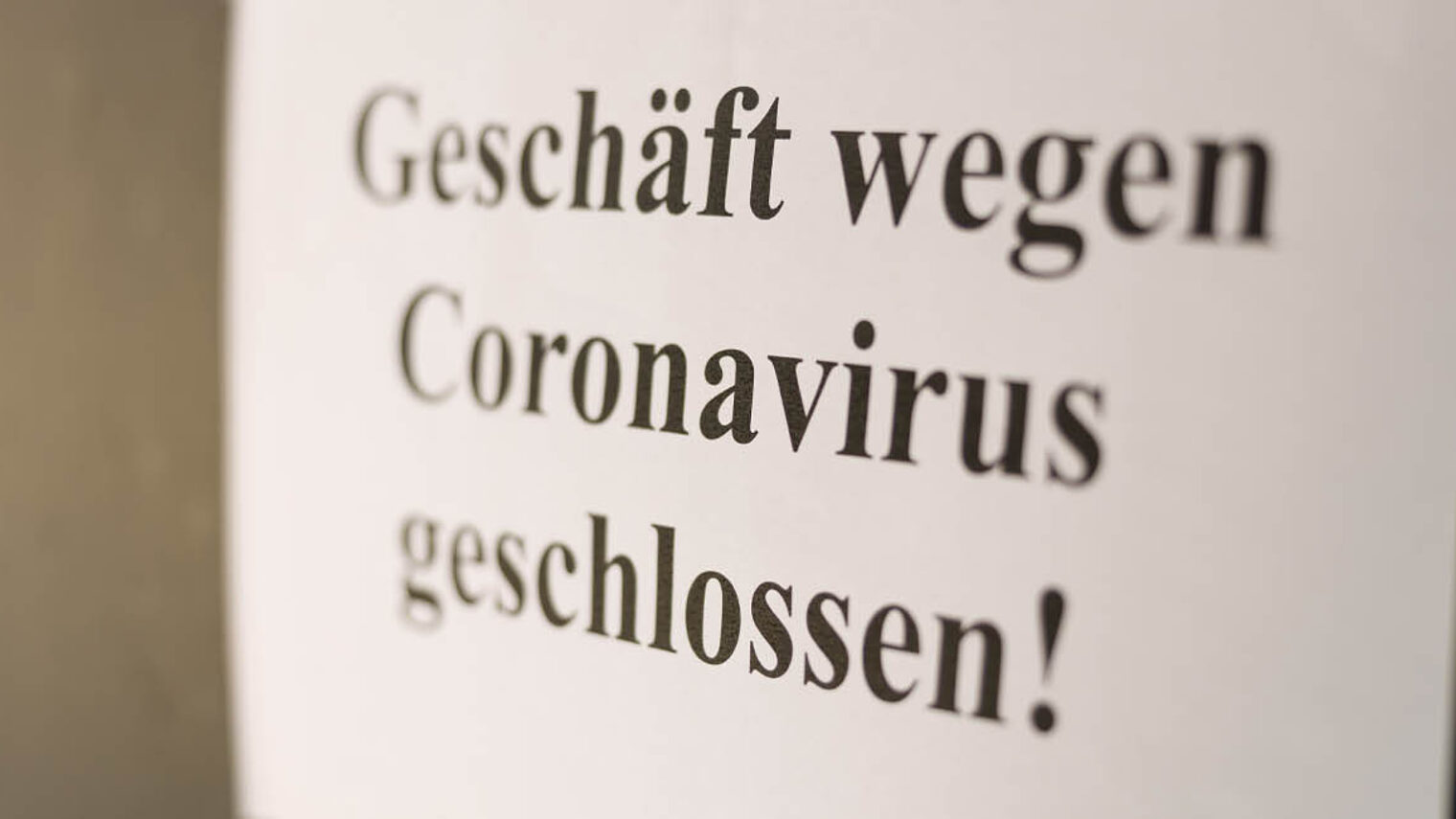 Schild mit Schriftzug "Geschäft wegen Coronavirus geschlossen"