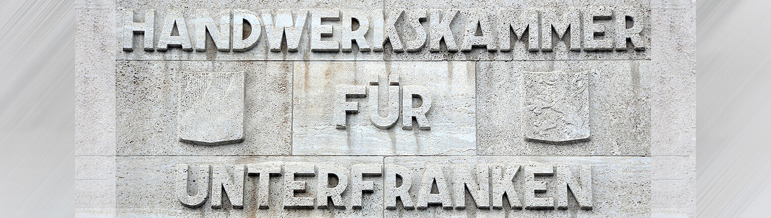 Aufschrift "Handwerkskammer für Unterfranken" auf Steintafel