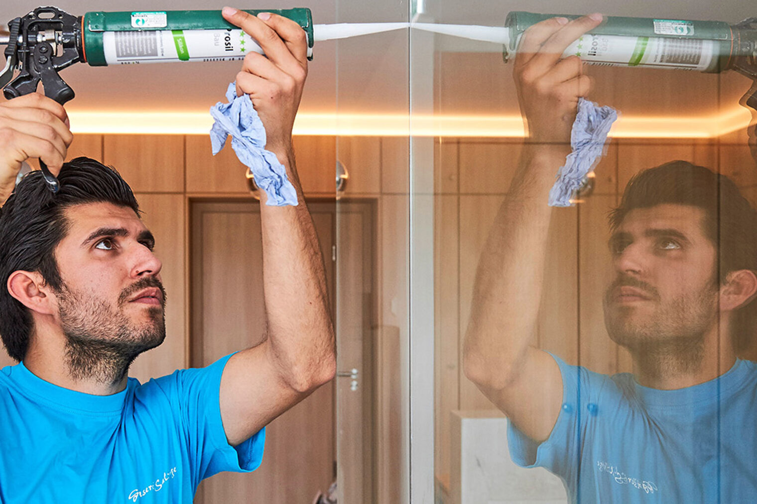 Glaser bei der Arbeit an einer Tür