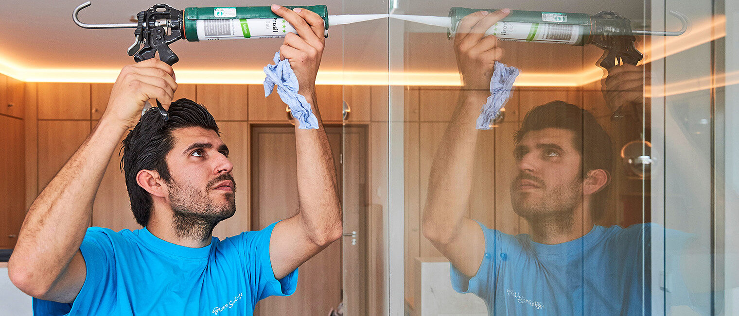 Glaser bei der Arbeit an einer Tür