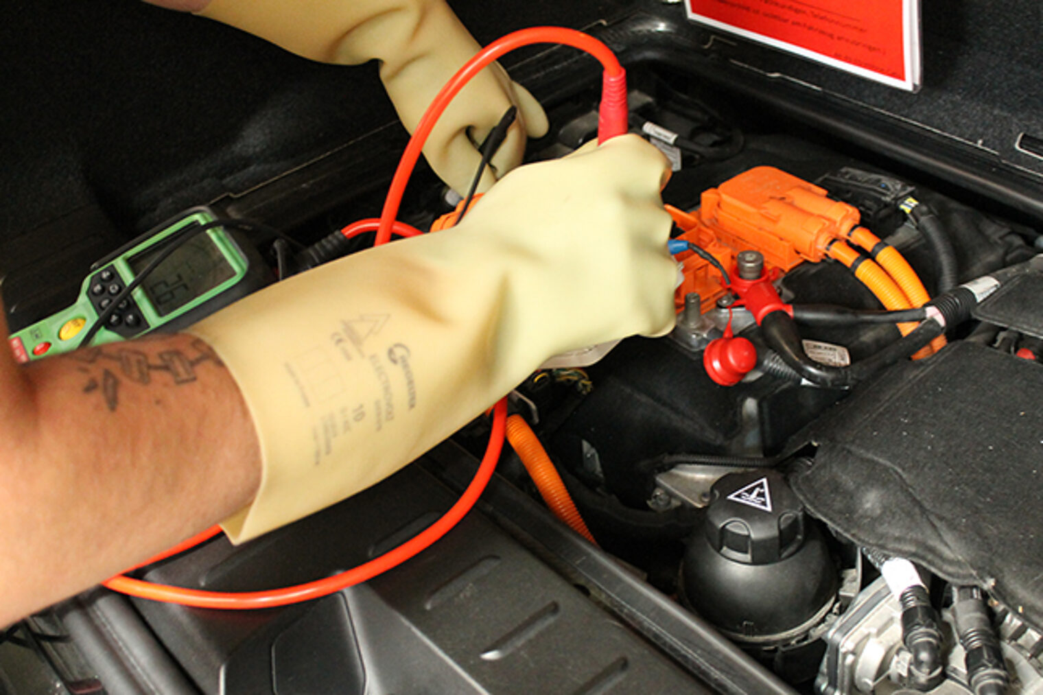 Lehrling prüft die Batterieleistung bei einer ÜLU im Kfz-Mechatronik-Lehrgang im Bildungszentrum Aschaffenburg