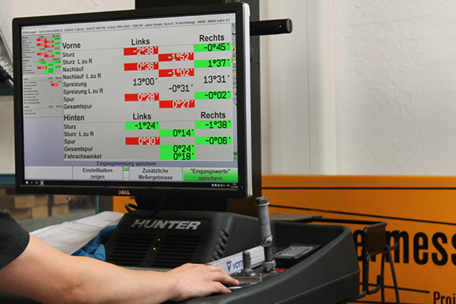 Lehrling bei der Prüfung der Bremsen im Kfz-Mechatroniker-ÜLU-Kurs, Vorbereitung auf die Gesellenprüfung in Aschaffenburg
