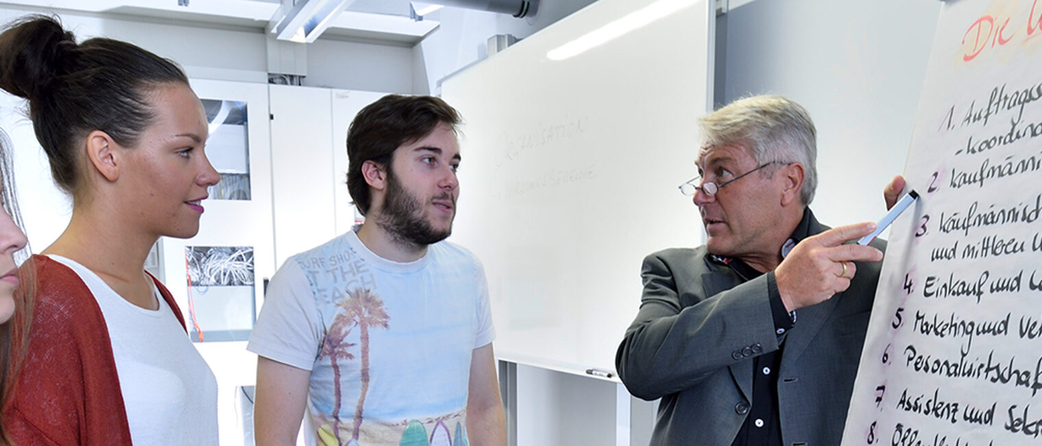 Dozent und Kursteilnehmer im Unterricht im Meisterkurs Allgemein-Theoretischer Teil III & IV im Bildungszentrum Aschaffenburg
