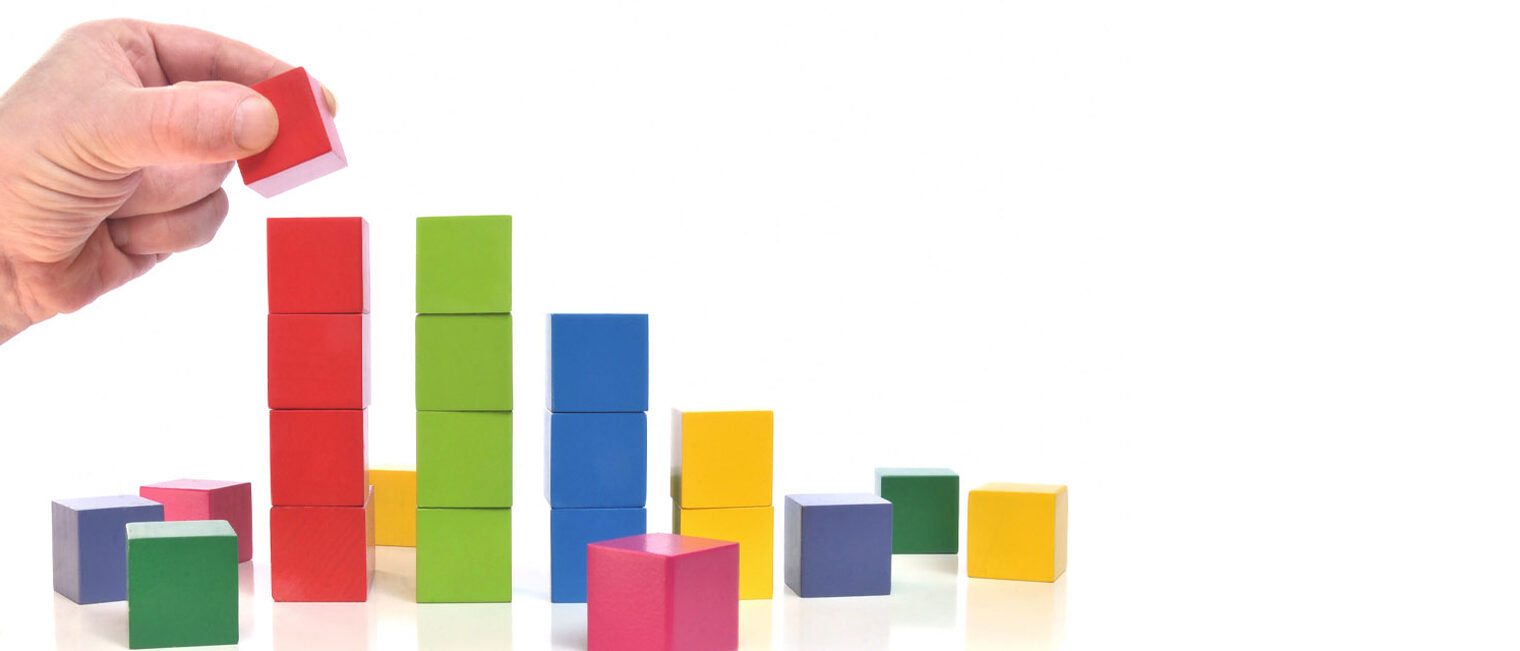 Dekoratives Bild mit Hand und bunten Würfeln