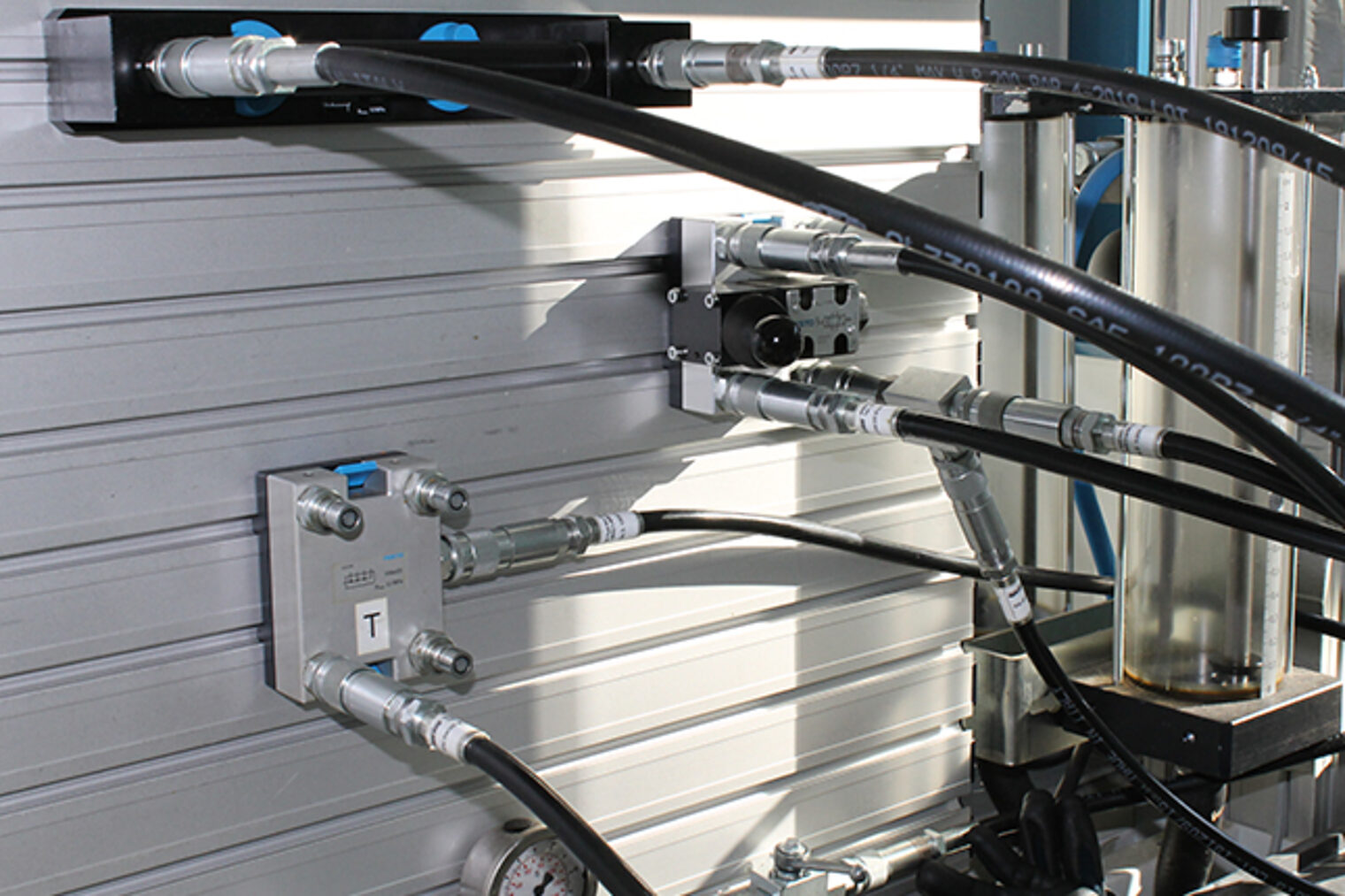 Hydraulik-Teststand im Bildungszentrum Aschaffenburg während der Weiterbildung zur Hydraulik-Fachkraft