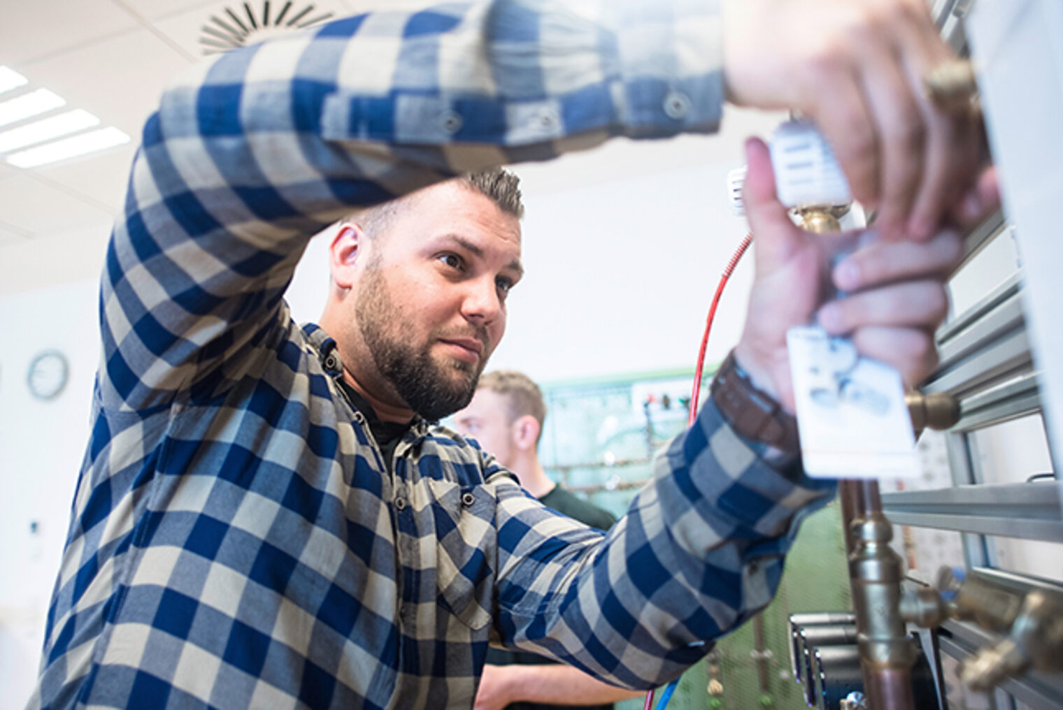 Weiterbildung SHK-Kundendiensttechniker/in in Aschaffenburg - Teilnehmer arbeitet an einer Heizungsanlage