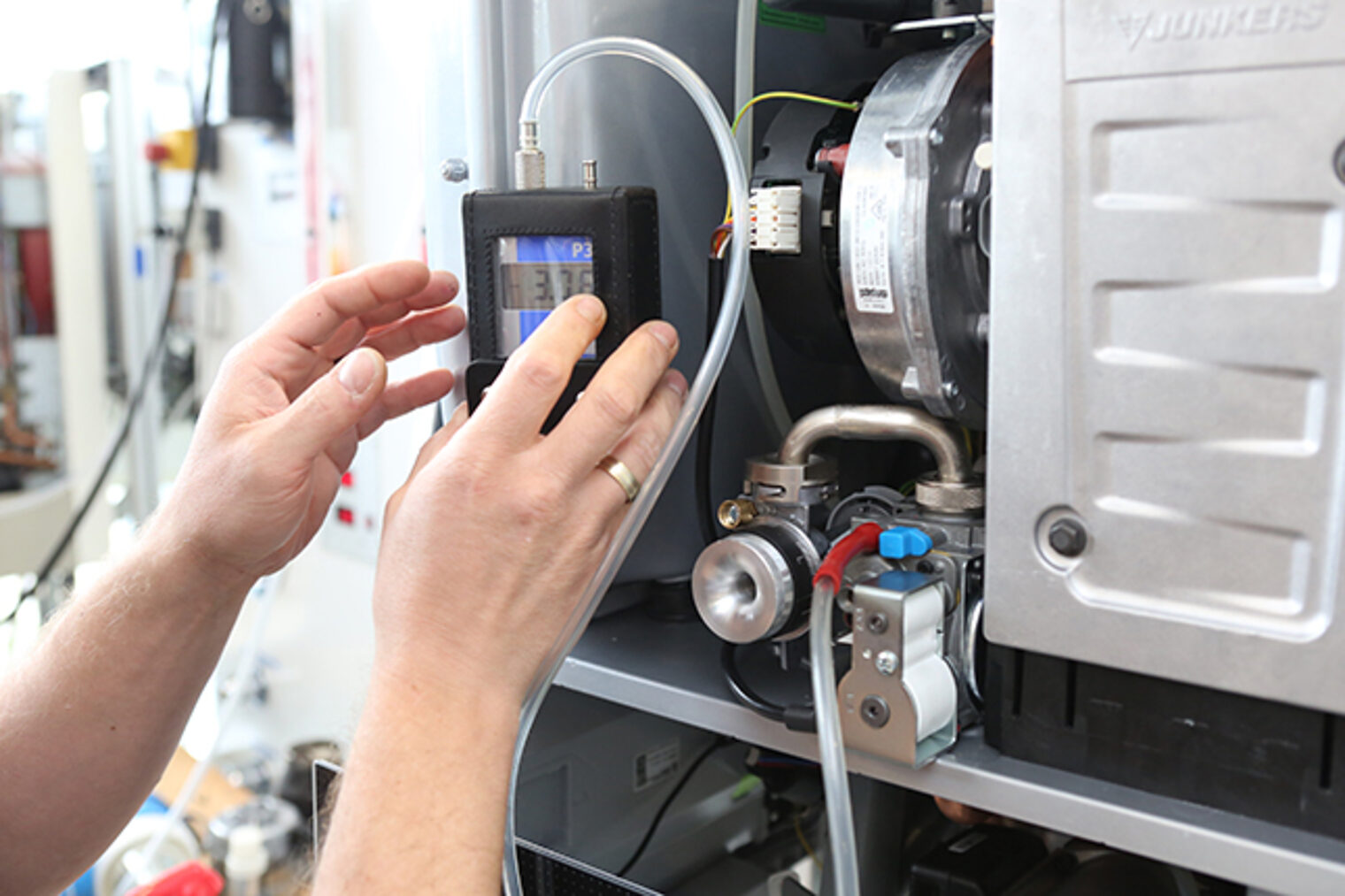 Kursteilnehmer setzt Gasbrenner-Zähler in Gehäuse ein – Weiterbildung SHK-Kundendiensttechniker/in in Aschaffenburg