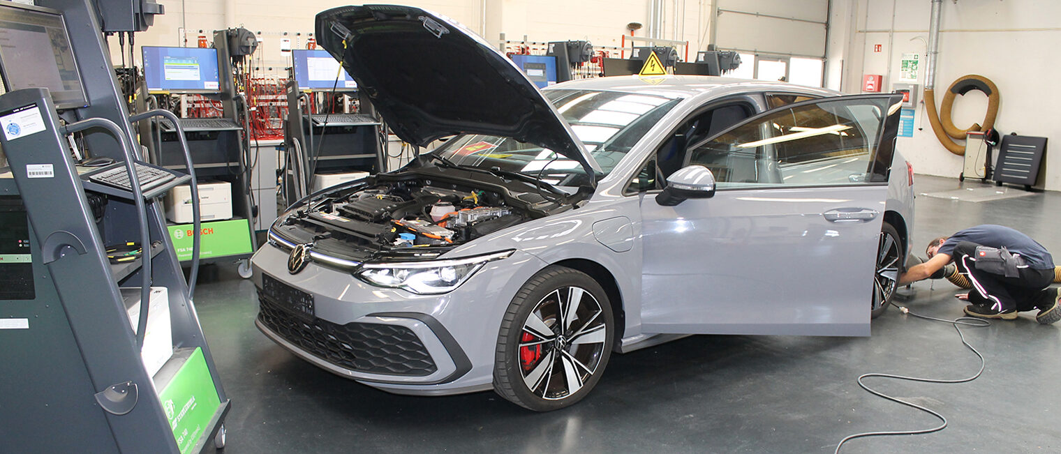 AU-Prüflehrgang für Kfz-Pkw in der Handwerkskammer Aschaffenburg Teilnehmer im AU-Prüflehrgang für Kfz-Pkw in der Handwerkskammer Aschaffenburg – zertifizierte Prüfungsvorbereitung der TAK