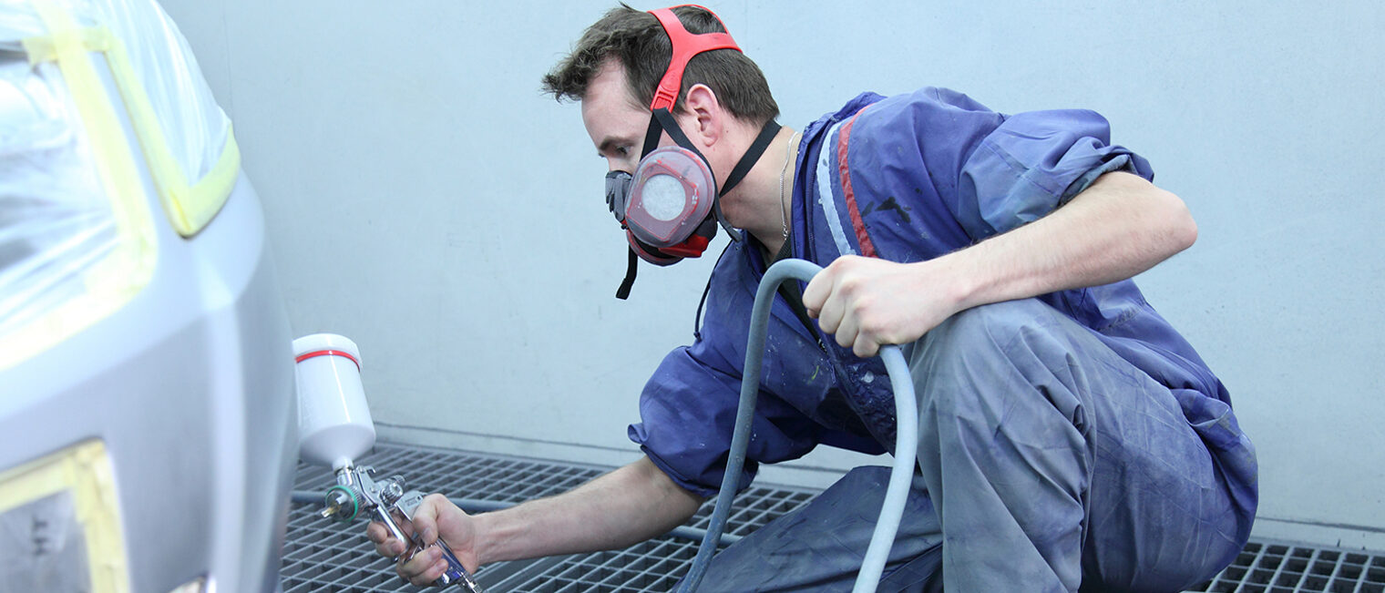 ÜLU-Ausbildungsbegleitender Kurs Fahrzeuglackierer/in in Aschaffenburg – Teilnehmer beim Lackieren eines Fahrzeugs