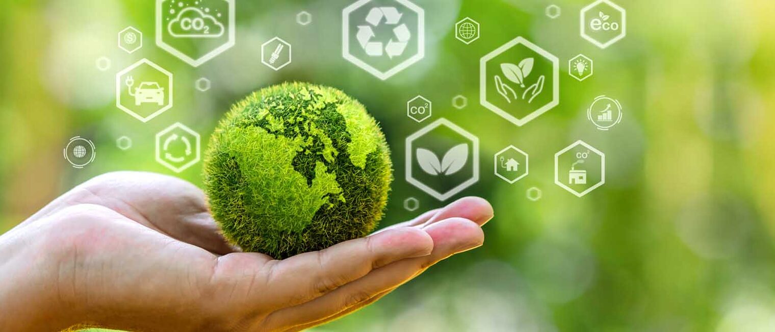 Symbolfoto für Nachhaltigkeit Hand hält grüne Erde in Miniatur