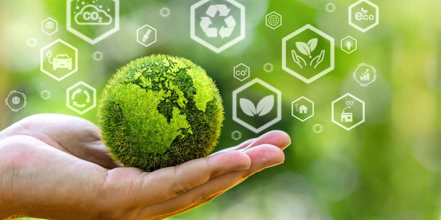 Symbolfoto für Nachhaltigkeit Hand hält grüne Erde in Miniatur