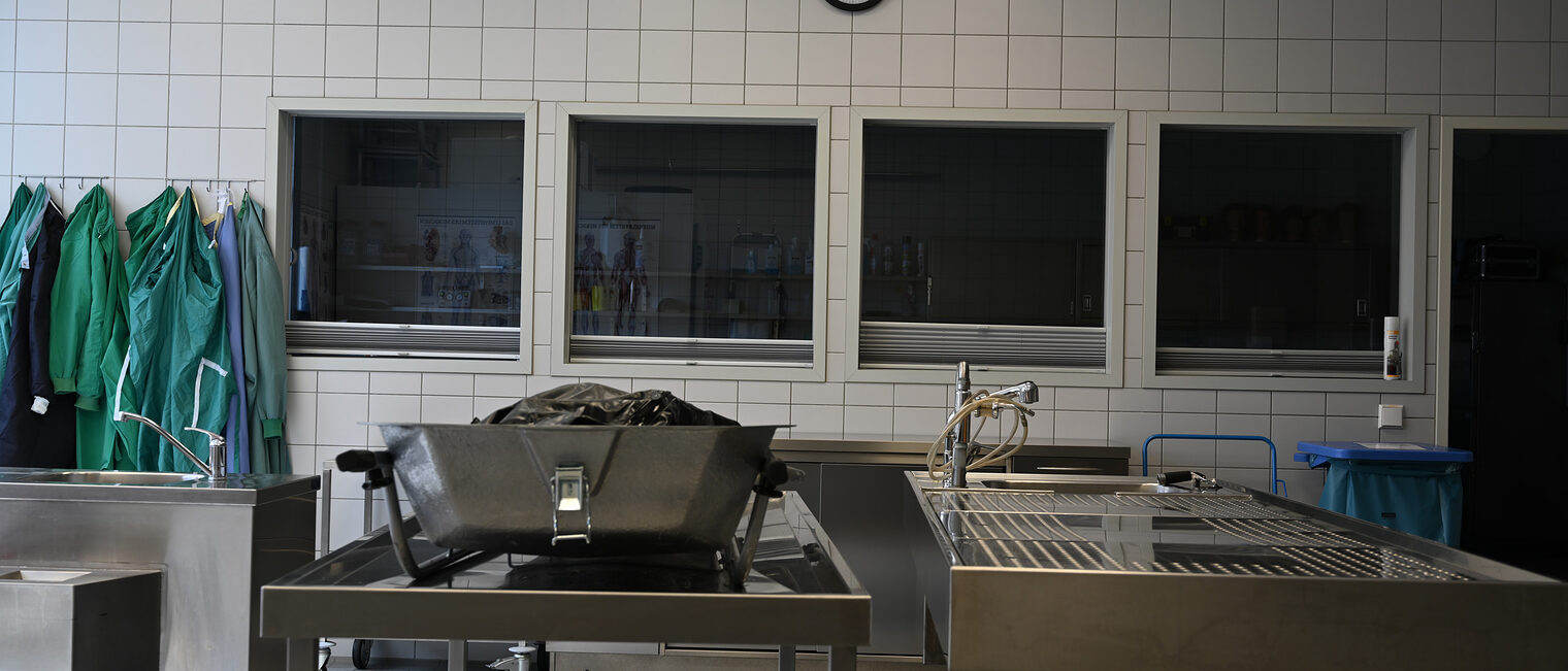 Hygieneraum mit Alutischen im Ausbildungszentrum der Bestatter