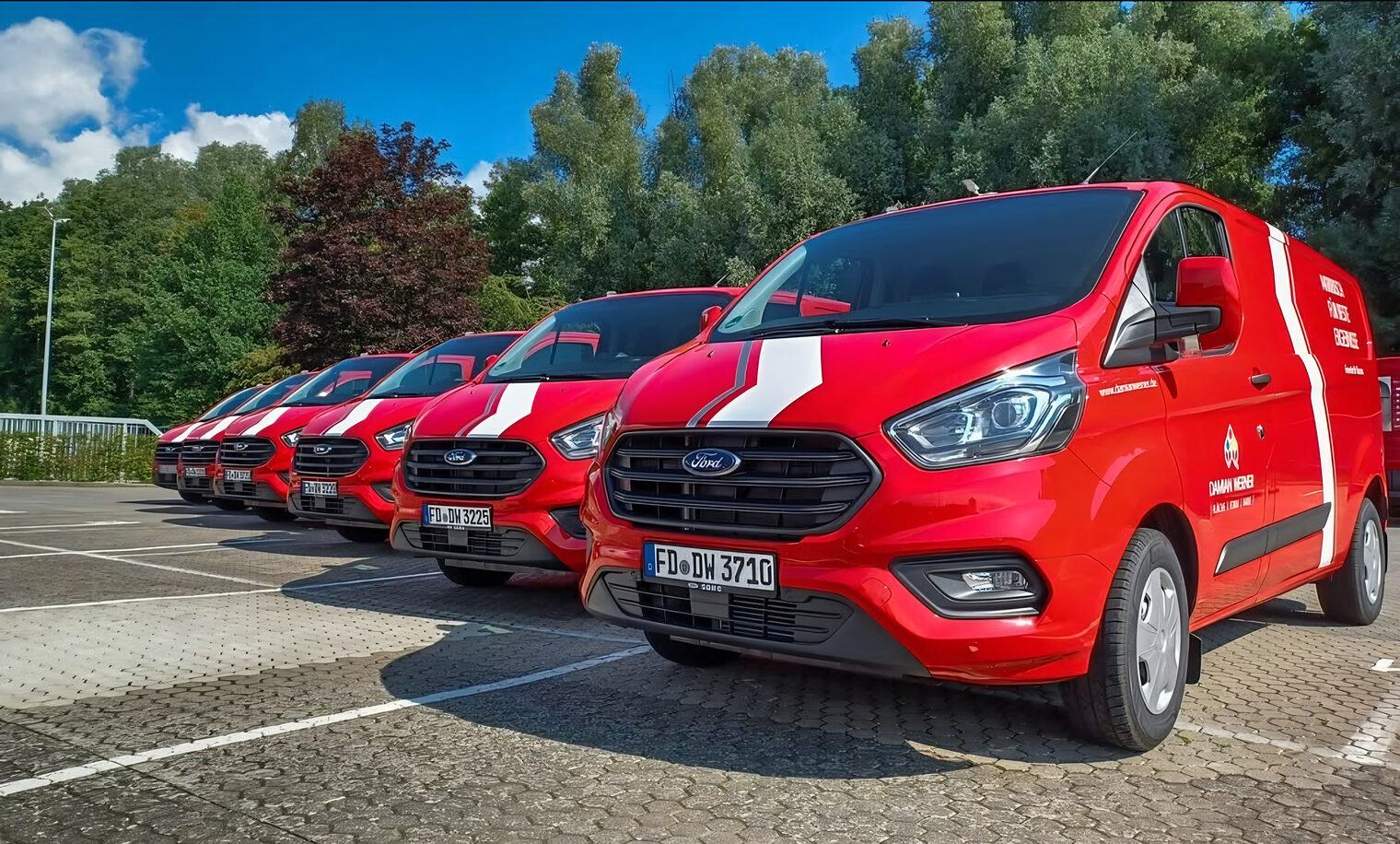 Fahrzeugflotte des Malerbetriebs auf einem Parkplatz