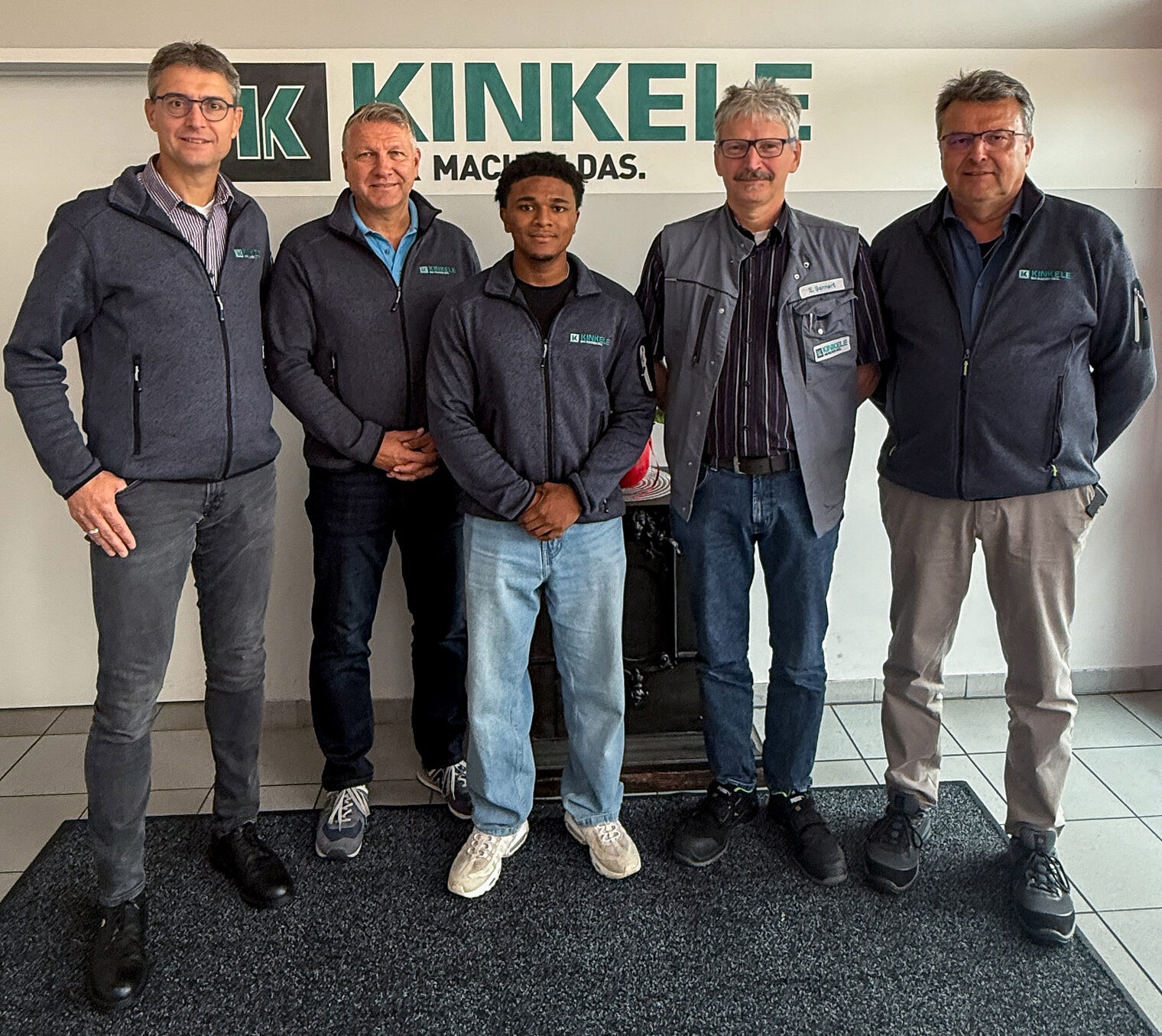 Gruppenfoto mit fünf Personen