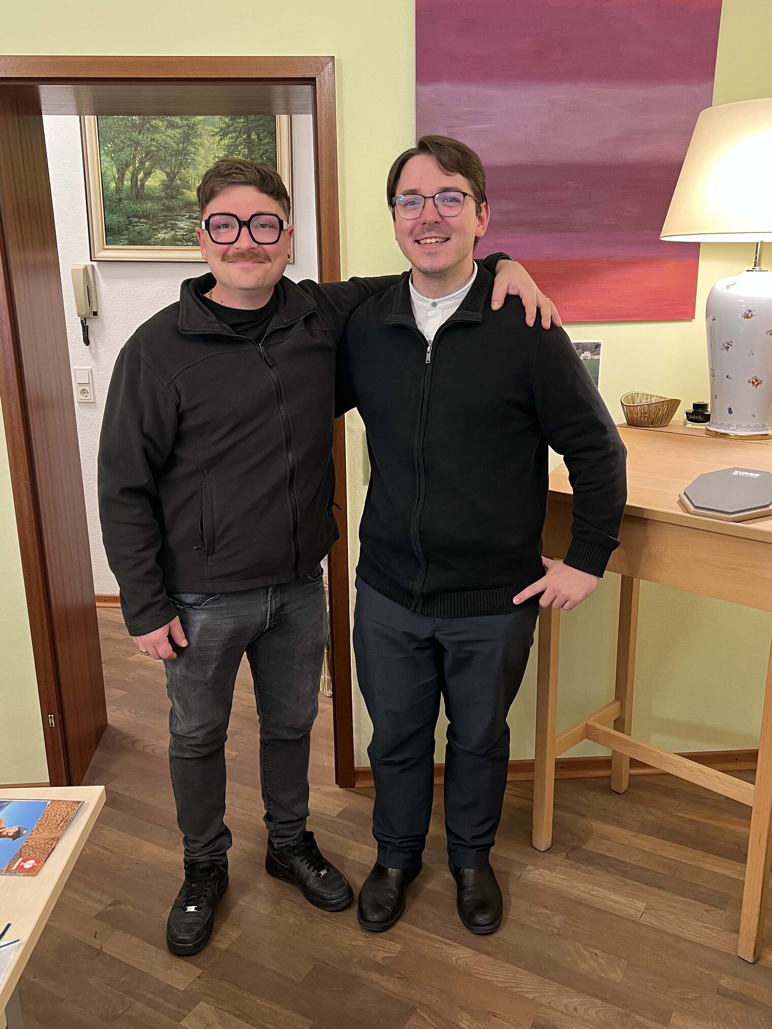 Zwei junge Männer umarmen sich