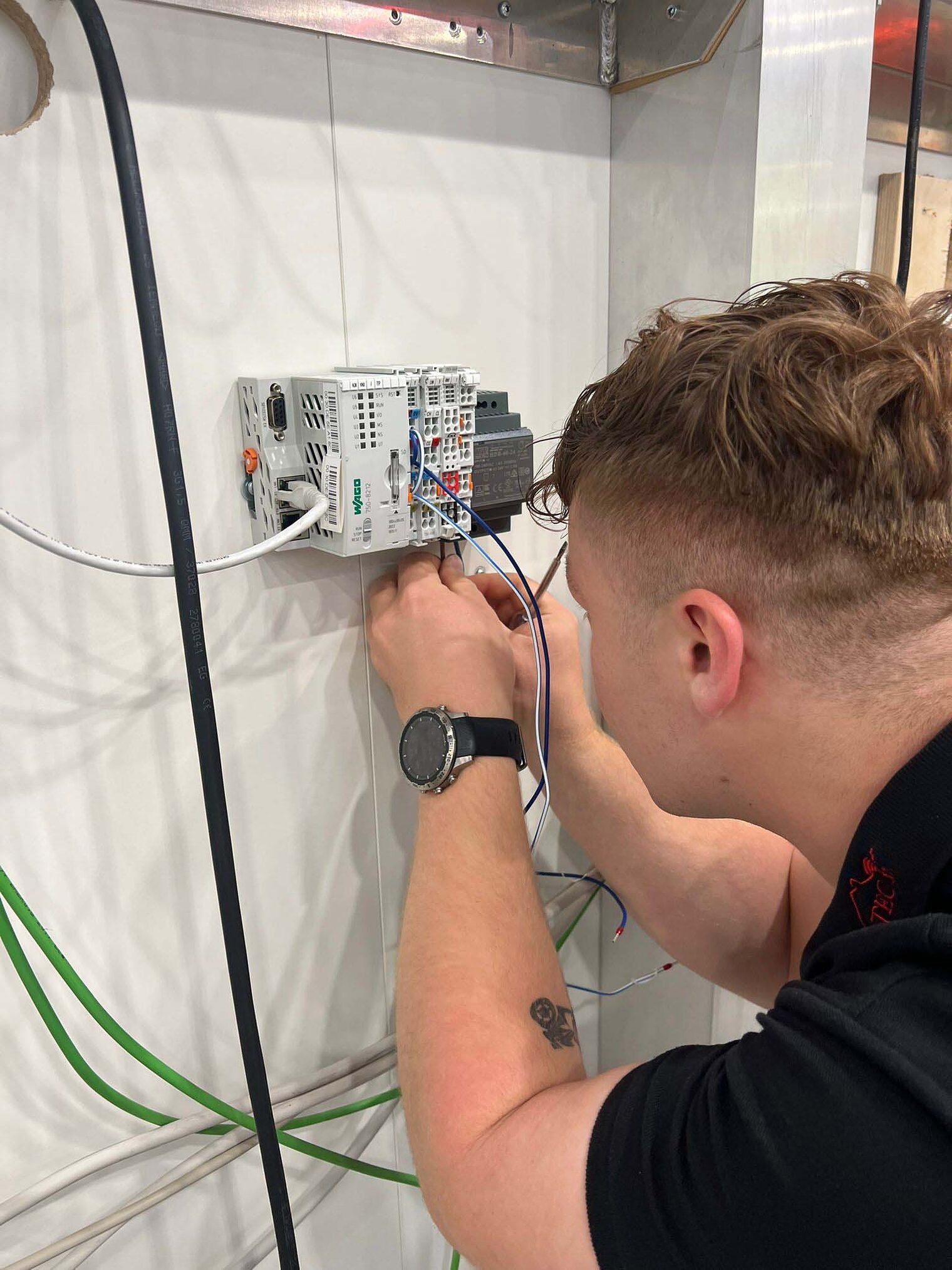 Elektroniker Gebäudesystemintegration repariert Kabel