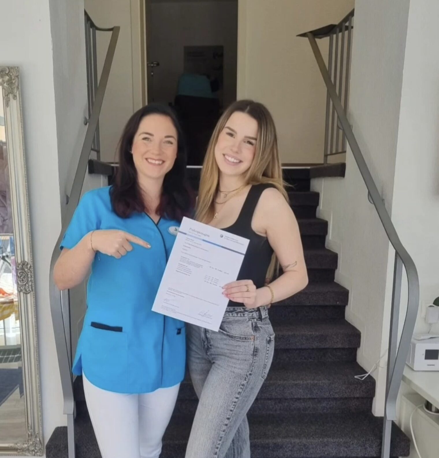 Zwei Frauen halten Urkunde in die Kamera