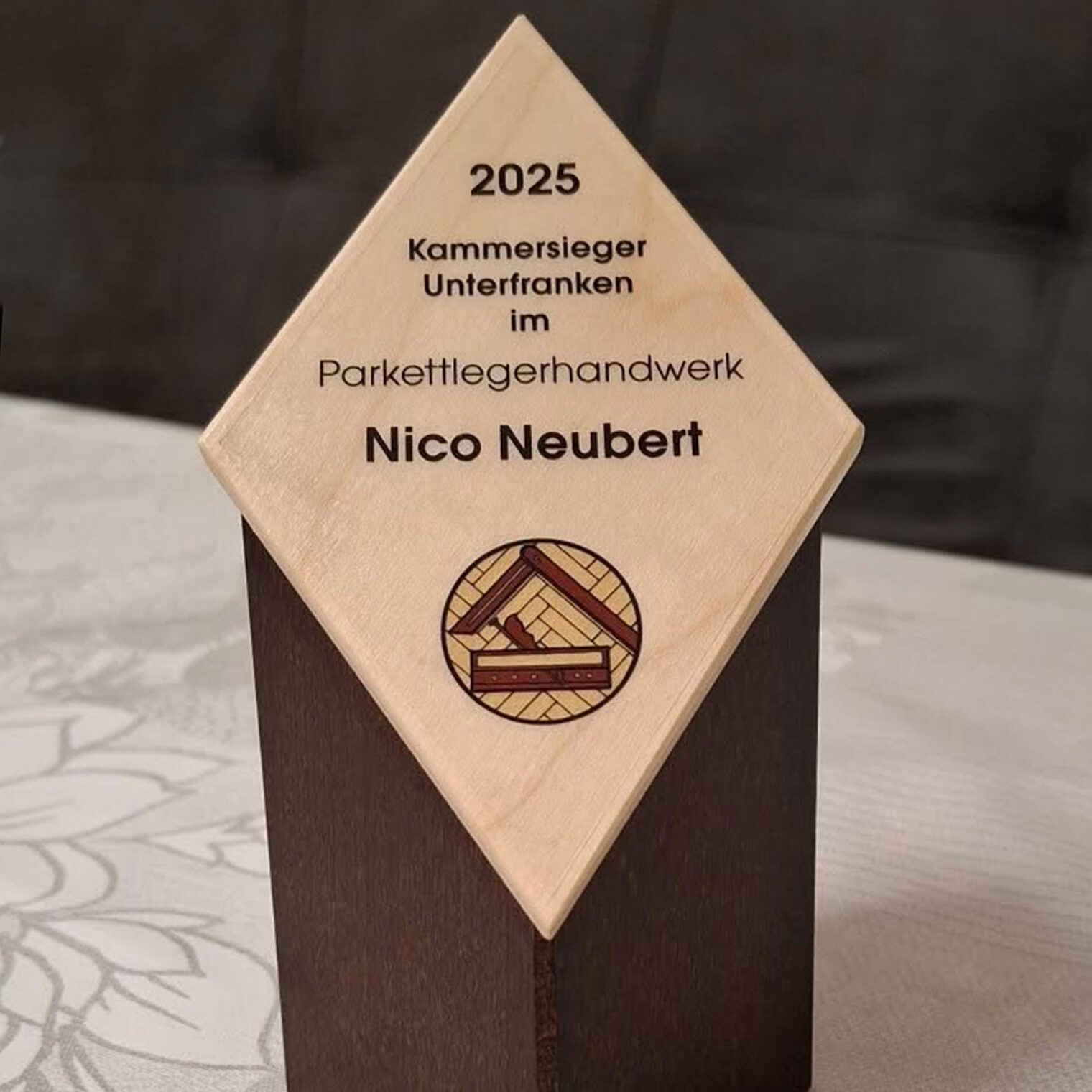 Auszeichnung mit Text: Kammersieger Unterfranken im Parkettlegerhandwerk Nico Neubert