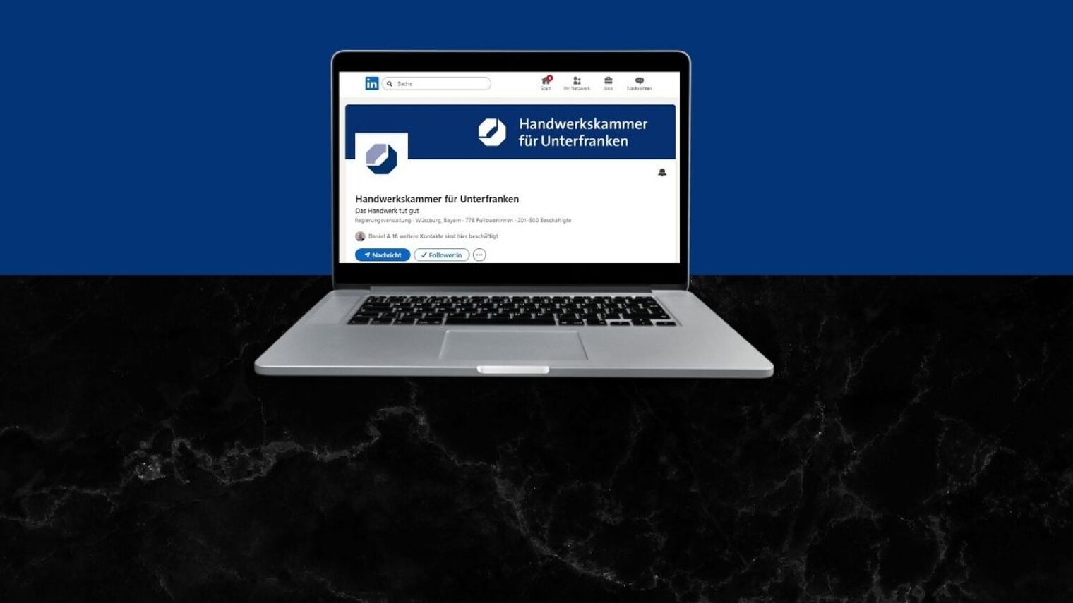 Man sieht einen Laptop. Auf dem Bildschirm sieht man die LinkedIn-Seite der Handwerkskammer für Unterfranken