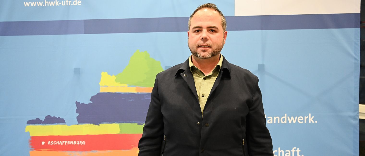 Auf dem Bild steht sieht man einen Mann. Er heißt Andrea Faggiano. Er ist Vizepräsident der Handwerkskammer für Unterfranken