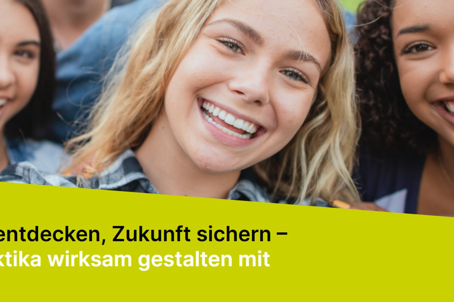 DRei Schülerinnen lachen in die Kamera, darunter Text, der Titel der Veranstaltung