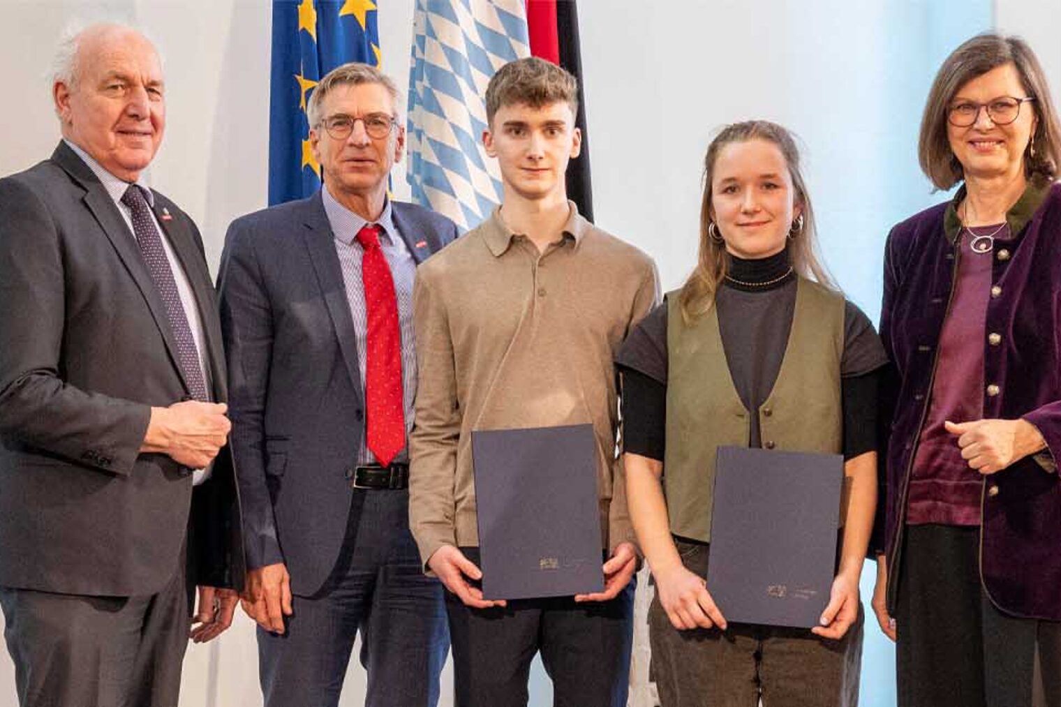 Gruppenfoto fünf Personen bei Ehrung