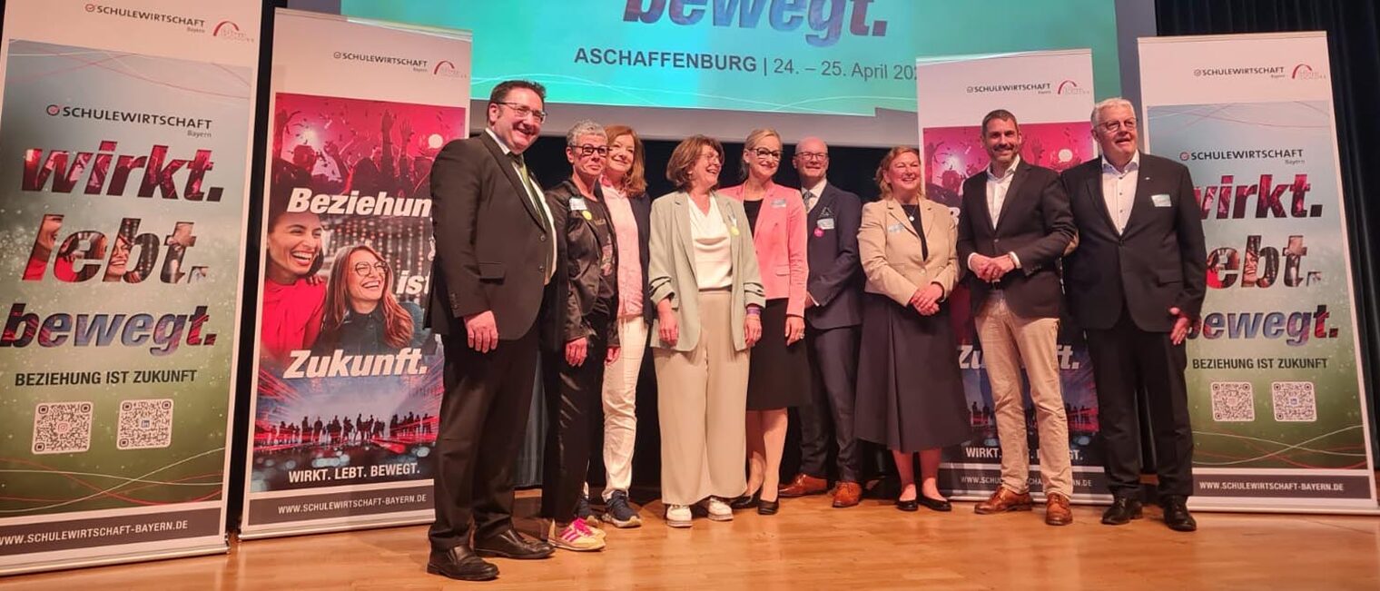 Gruppenfoto auf Bühne bei Tagung