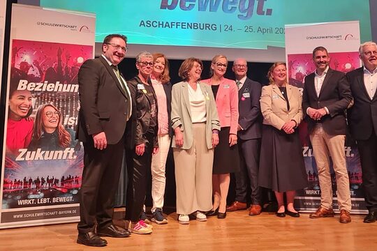 Gruppenfoto auf Bühne bei Tagung