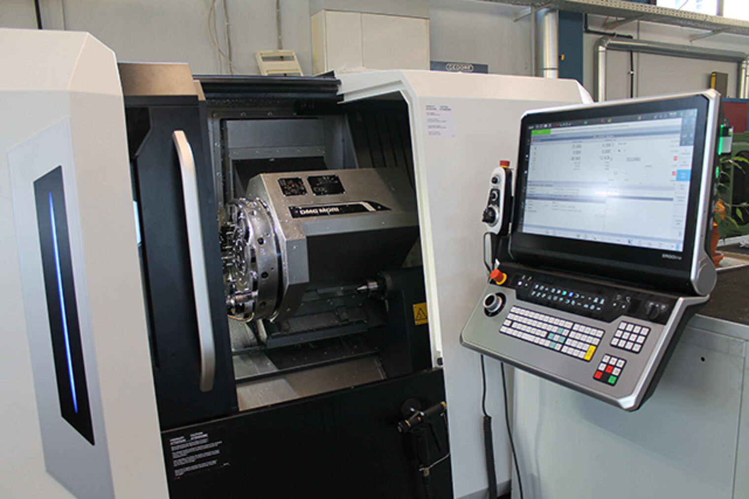 Moderne CNC-Drehmaschine von DMG Mori mit Siemens-Steuerung im Maschinenpark der Meisterschule Feinwerkmechanik Aschaffenburg