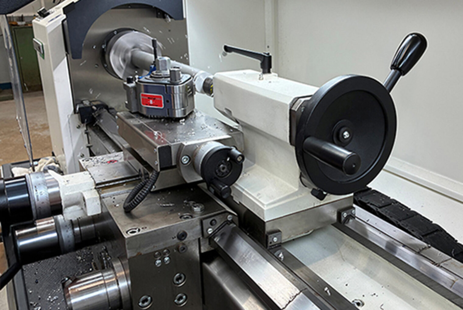 Konventionelle Drehmaschine von DMG Mori im Meisterkurs und in weiteren Feinwerktechnikkursen am Bildungszentrum Aschaffenburg