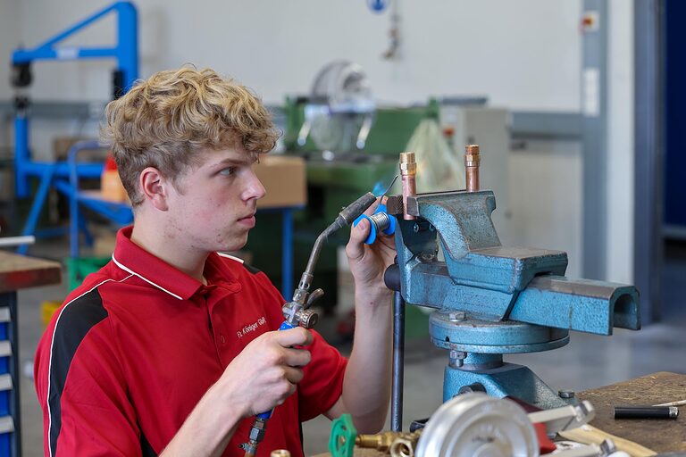 Anlagenmechaniker schweißt ein Rohr