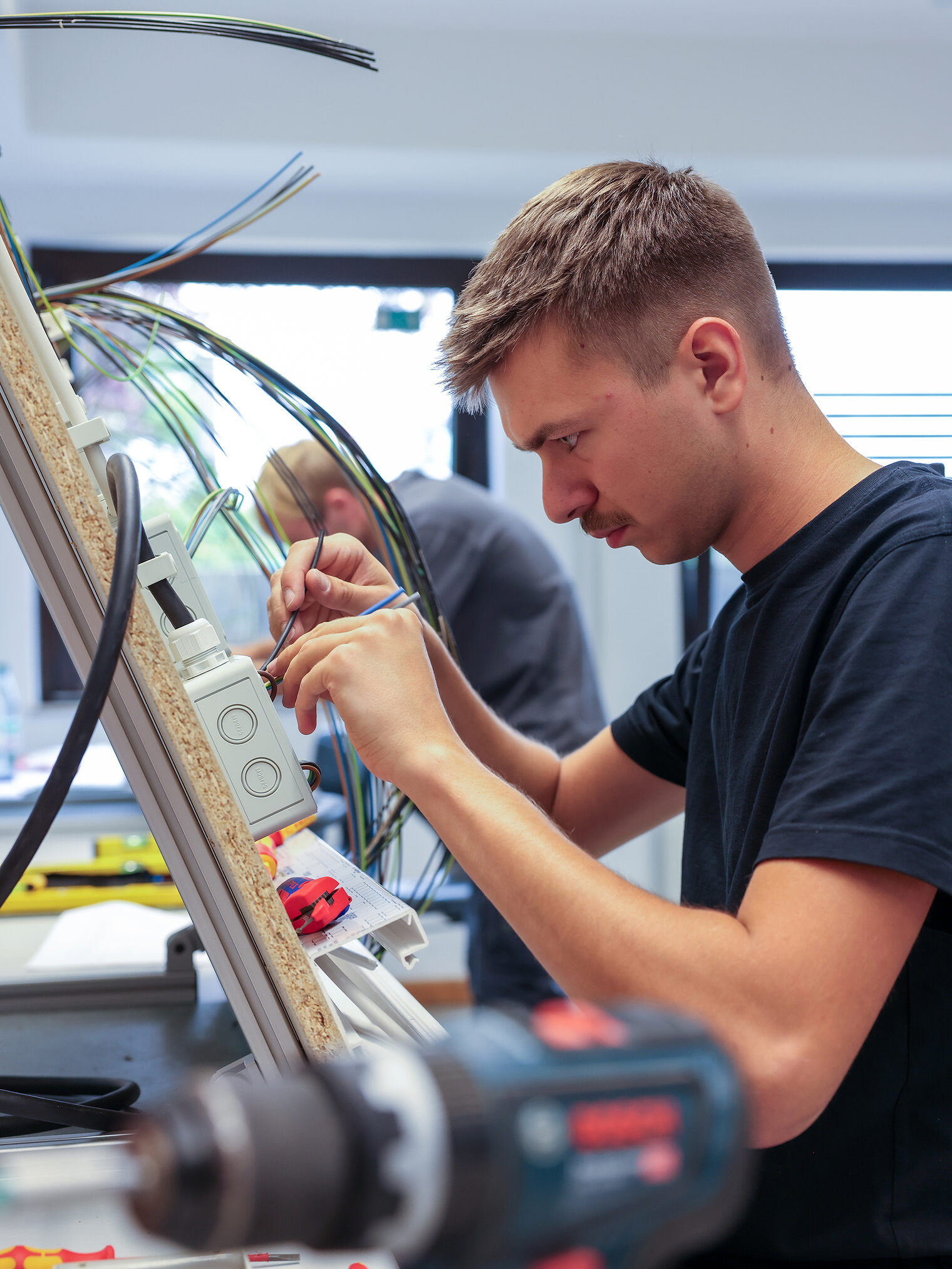Elektroniker schraubt