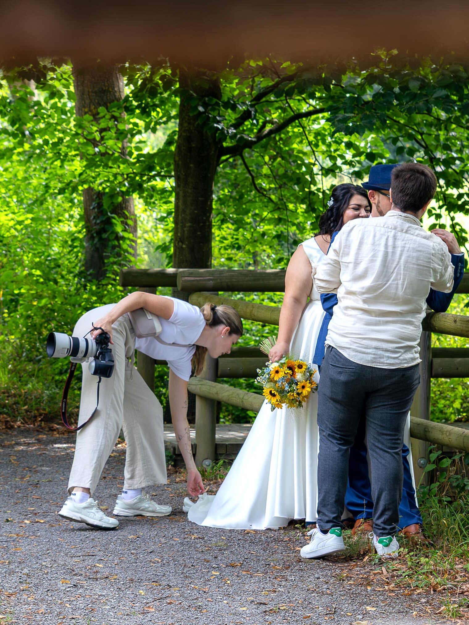 Fotografin legt Brautkleid zurecht