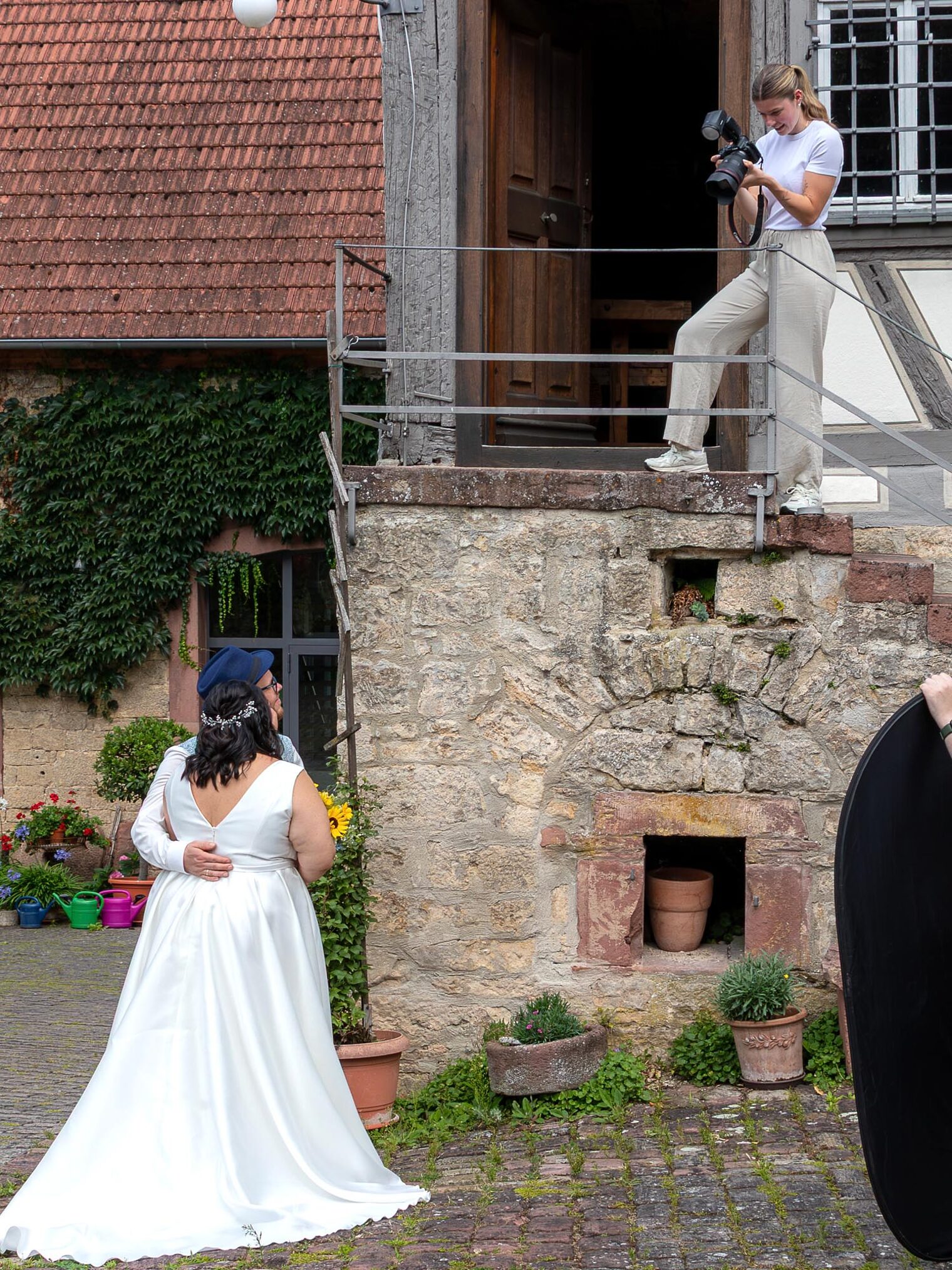 Braut wird von Fotografin fotografiert