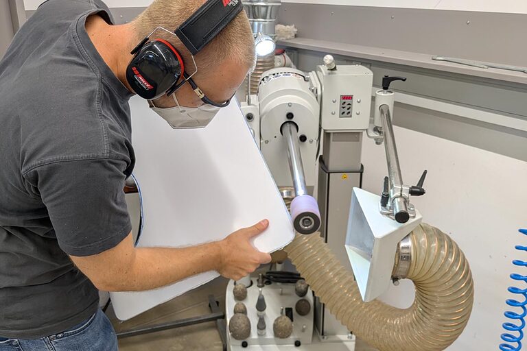 Orthopädiemechaniker an Schleifmaschine