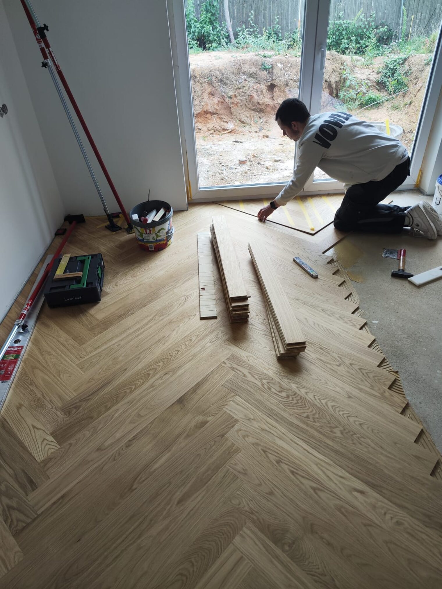 Parkettleger bei der Arbeit