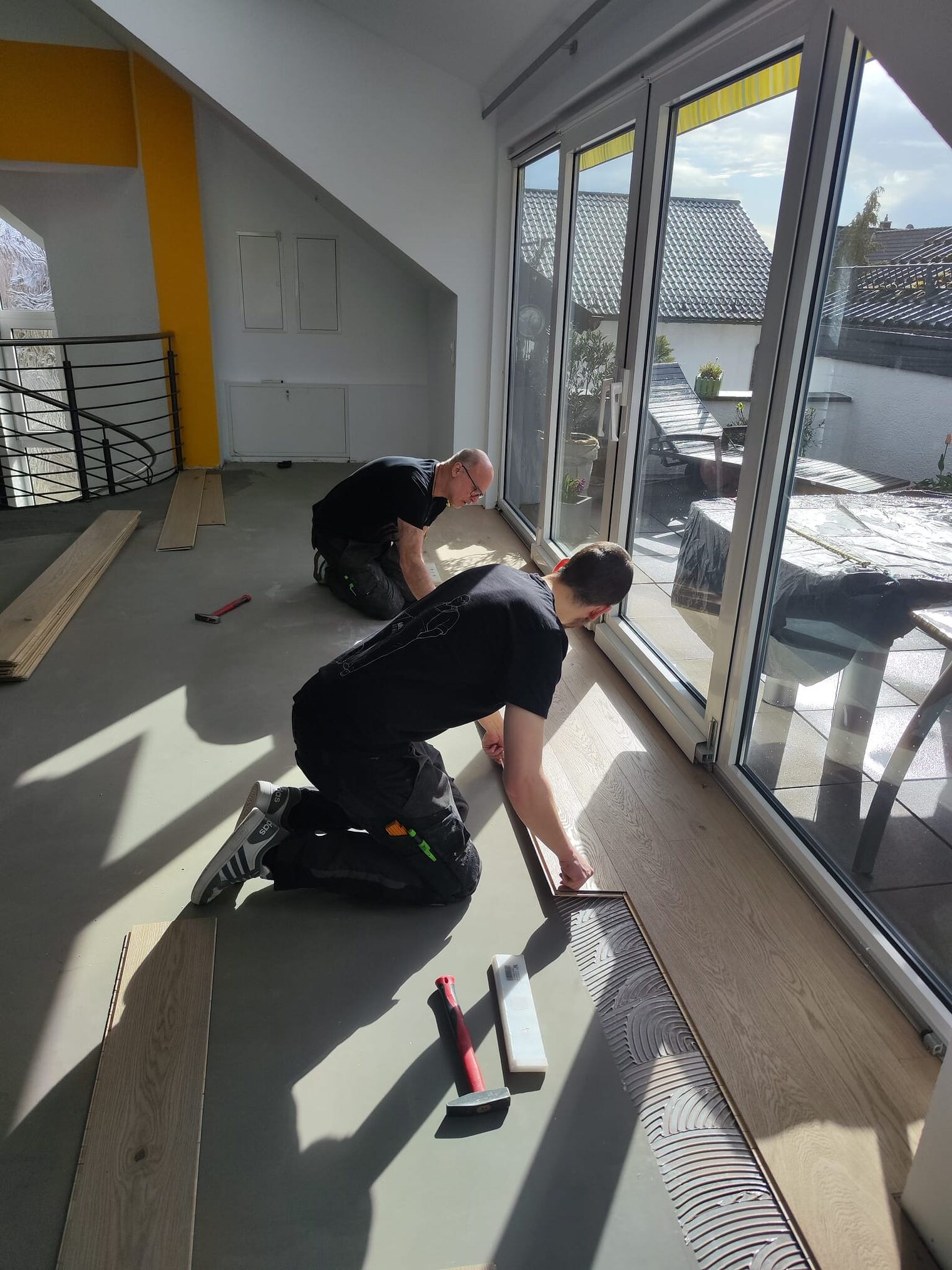 Parkettleger bei der Arbeit
