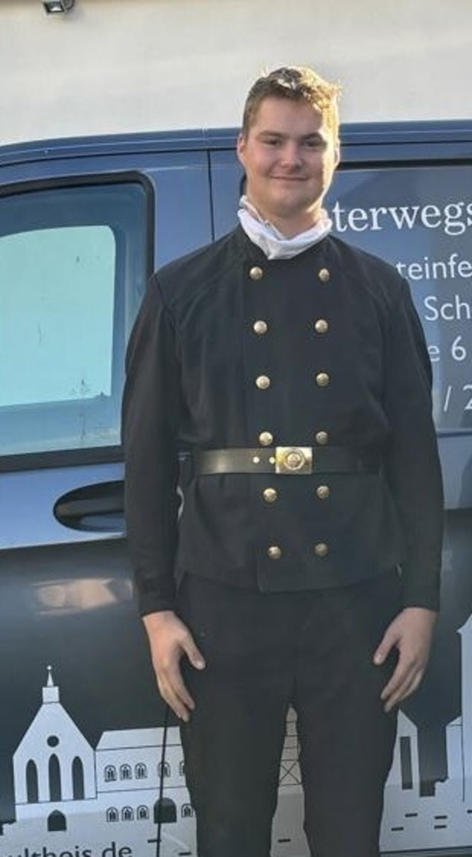 Foto von Schornsteinfeger, schaut in Kamera