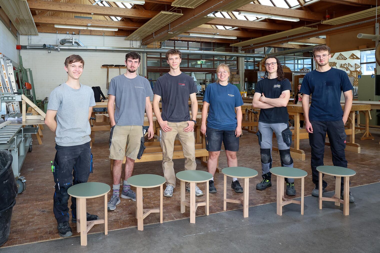 Gruppenfoto Schreiner mit Werkstücken
