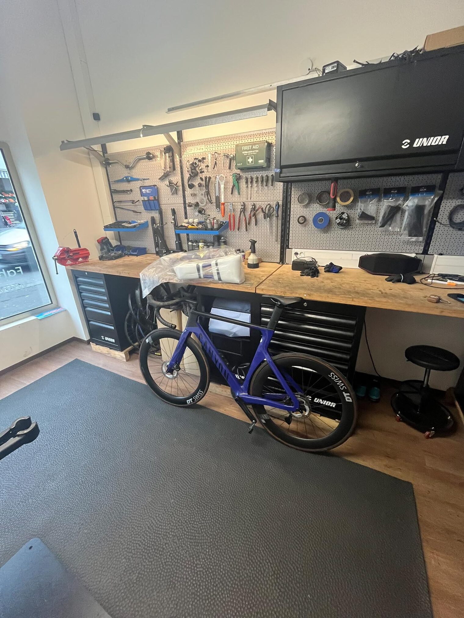 Fahrradwerkstatt mit Fahrrad und Werkzeugen